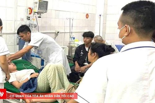 Cả gia đình nhập viện sau bữa ăn rau rừng lạ