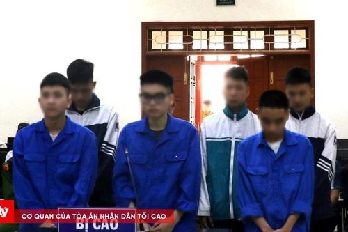 7 thanh thiếu niên mang hung khí đuổi đánh nhau trên đường