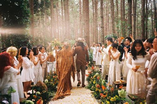 Cặp đôi tổ chức đám cưới 'lạ lùng' giữa rừng thông Đà Lạt