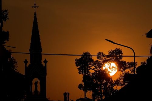 Người dân TPHCM thích thú săn ảnh mặt trời 'trứng muối' ở nhà thờ trăm tuổi