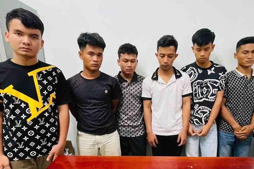 Tạm giữ hình sự 5 đối tượng dùng dao tấn công người đi đường