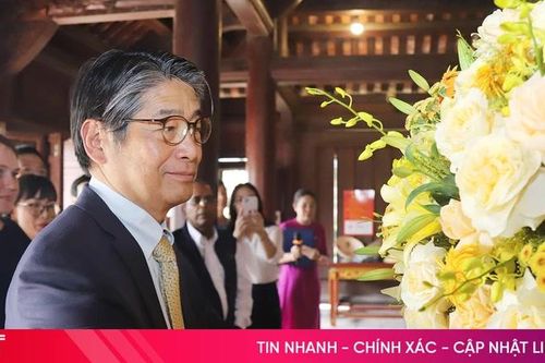 Đại sứ đặc mệnh toàn quyền Nhật Bản tại Việt Nam dâng hương tại Khu di tích Nguyễn Du