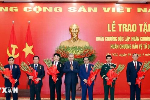 Trao tặng Huân chương cho lãnh đạo chủ chốt, lãnh đạo cấp cao của Đảng, Nhà nước