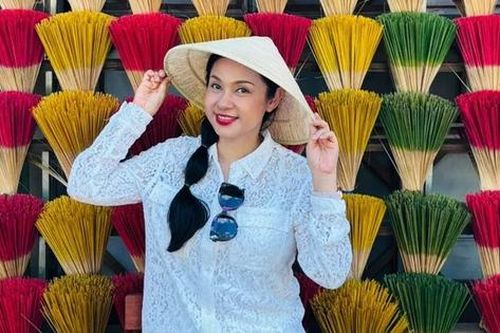 Diễn viên Việt Trinh công khai trạng thái 'hẹn hò' sau hơn 10 năm ly hôn
