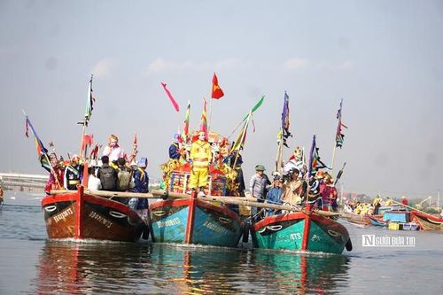 Lướt sóng trải nghiệm lễ hội Cầu Ngư hơn 200 năm tuổi trên đầm Thị Nại