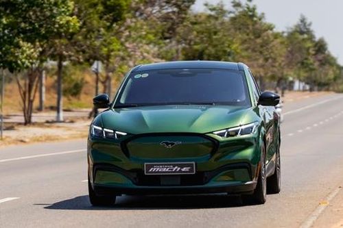 Xe điện Ford Mustang Mach-E giảm giá tới 900 triệu đồng