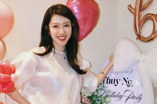 Thúy Ngân cười tươi rói khoe visual 'phát sáng' trong tiệc sinh nhật riêng tư
