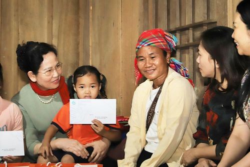 Chủ tịch Hội LHPN Việt Nam Lê Thị Thủy động viên, tặng quà trẻ em có hoàn cảnh khó khăn tại Nghệ An