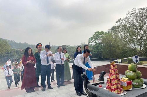 Đoàn đại biểu phường Hàm Rồng dâng hương tưởng niệm các Bà mẹ Việt Nam anh hùng và các Anh hùng liệt sĩ