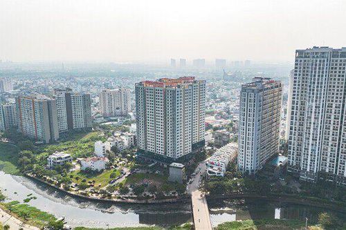 Thị trường bất động sản chịu áp lực kép