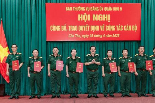 Đảng ủy Quân khu 9 công bố, trao quyết định về công tác cán bộ