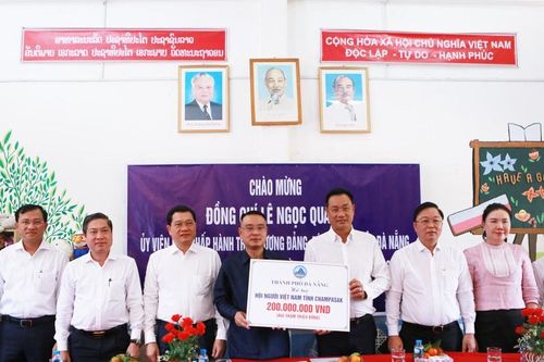 Đoàn công tác Đà Nẵng thăm, chúc Tết Bunpimay cộng đồng người Việt tại Champasak (Lào)