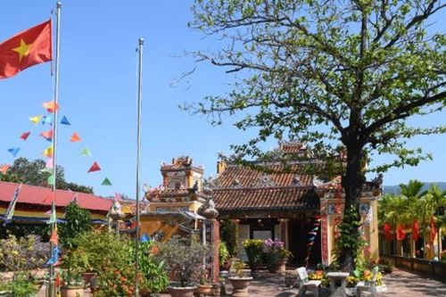 Đình của người làng biển