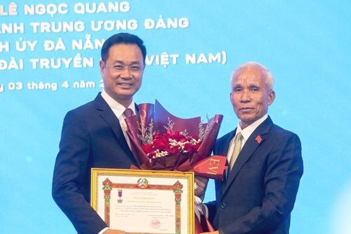 Trao Huân chương Lao động hạng Nhì của Đảng, Nhà nước Lào cho Bí thư Thành ủy Đà Nẵng Lê Ngọc Quang