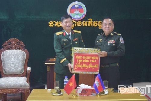 Đoàn cán bộ Bộ Chỉ huy Quân sự tỉnh Đồng Tháp thăm, chúc Tết Cổ truyền Chôl Chnăm Thmây tại Campuchia