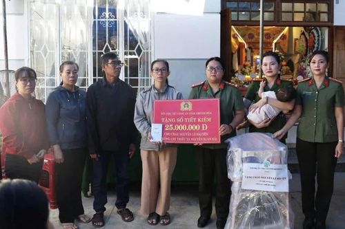 Con gái Thiếu tá Nguyễn Xuân Hải được Hội Phụ nữ Công an tỉnh Khánh hòa nhận đỡ đầu đến năm 18 tuổi
