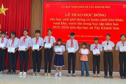 Xã Tây Khánh Sơn trao 20 suất học bổng cho học sinh có hoàn cảnh khó khăn