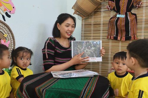 Linh hoạt song ngữ, gỡ rào cản tiếng Việt cho trẻ