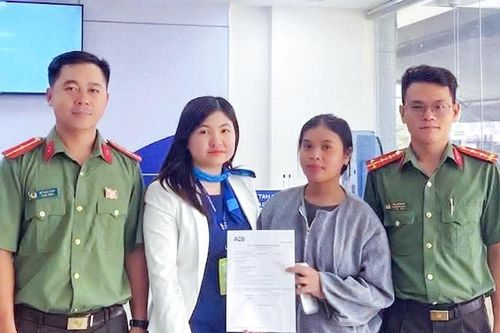 Chị Kon Sơ Ly Hối trả lại gần 500 triệu đồng cho người chuyển nhầm