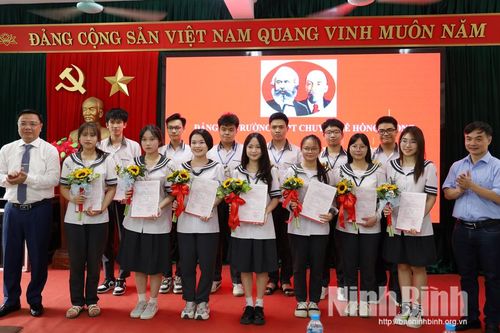 Đảng bộ Trường THPT chuyên Lê Hồng Phong kết nạp Đảng cho 13 học sinh ưu tú