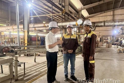 Giá xăng dầu biến động, doanh nghiệp chủ động tăng lương hỗ trợ người lao động