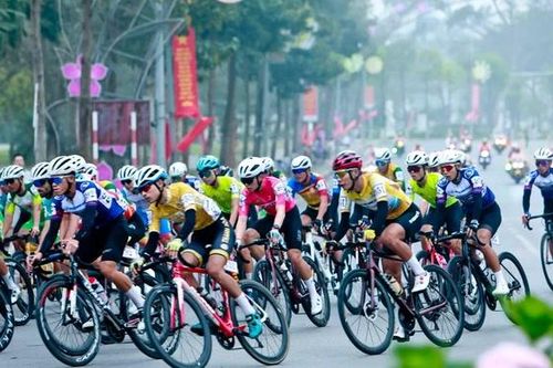 'Rực cháy' đường đua 'Non sông liền một dải'