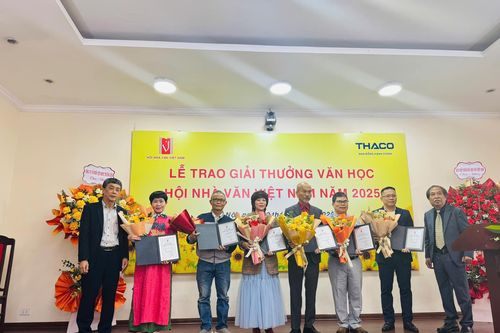 'Những vần thơ viết bằng trí tuệ và trái tim nóng hổi luôn tìm thấy chỗ đứng bền lâu...'