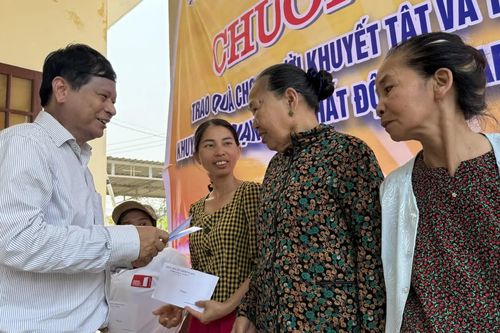 Đồng chí Phó Chủ tịch Hội Nhà báo Việt Nam thăm, tặng quà tại xã Cam Lộ