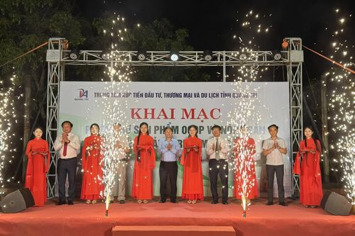 Khai mạc phiên chợ sản phẩm OCOP và nông sản Quảng Trị tại xã Cửa Việt