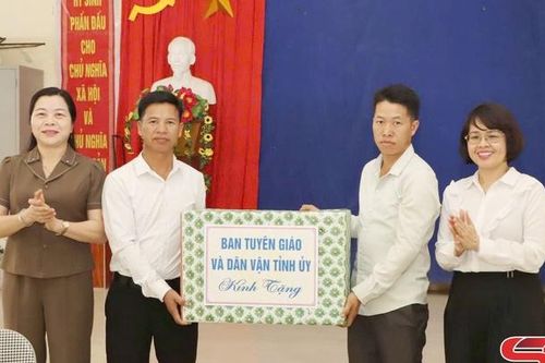 Đồng chí Trưởng ban Tuyên giáo và Dân vận Tỉnh ủy sinh hoạt với Chi bộ bản Pá Nó