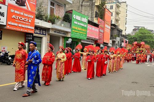 Rước Mẫu hoàn cung từ đền Hạ về đền Thượng, đền Ỷ La