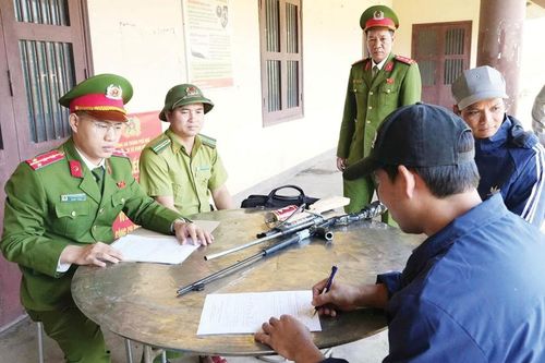 Tuyên truyền hiệu quả, người dân tự nguyện giao nộp vũ khí