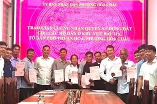 Gỡ vướng đất đai, phường Hóa Châu trao sổ đỏ cho các hộ dân Bàu Hạ
