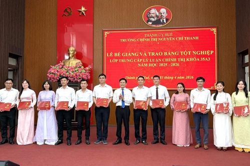 Trao bằng tốt nghiệp cho 49 học viên lớp Trung cấp Lý luận Chính trị khóa 35A3