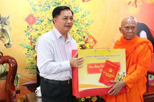Vĩnh Long: Bí thư Tỉnh ủy Trần Văn Lâu thăm, chúc mừng Tết Chôl Chnăm Thmây tại chùa Lưỡng Xuyên