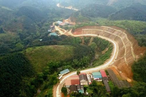Con đường 13km và chuyện hơn 300 hộ dân hiến đất giá 0 đồng ở Lào Cai