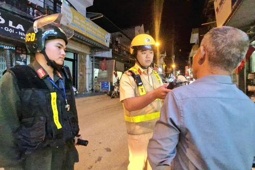 CSGT Lạng Sơn kiểm tra, xử lý nồng độ cồn xuyên đêm trên cung đường biên giới