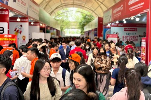 Ngày hội việc làm Đại học Thăng Long thu hút gần 5.000 sinh viên