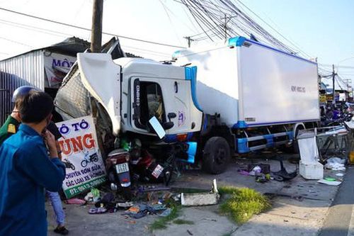 Bản tin TNGT 3/4: Xe tải tông loạt xe máy, đâm vào nhà dân ở Cà Mau, tài xế bất tỉnh