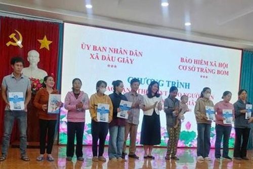 BHXH cơ sở Trảng Bom, Đồng Nai: Trao tặng thẻ BHYT đến người dân có hoàn cảnh khó khăn