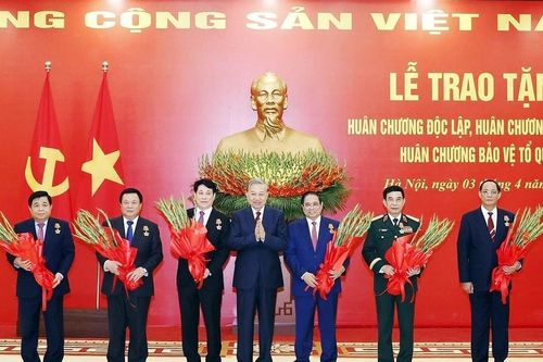 Trao tặng Huân chương cao quý cho các lãnh đạo Đảng, Nhà nước và cán bộ cấp cao