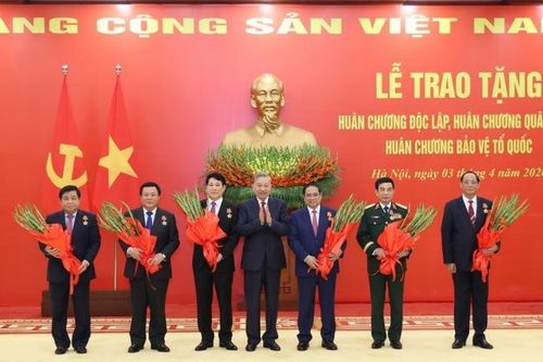 Tổng Bí thư chủ trì lễ trao tặng Huân chương cho lãnh đạo cấp cao