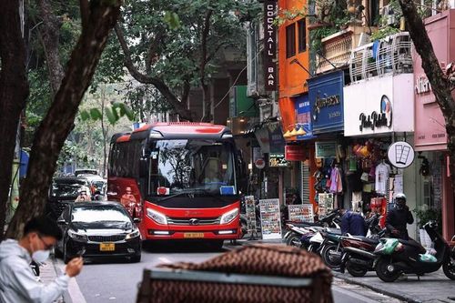 Xe du lịch 29 chỗ vào Hà Nội: Bài toán không chỉ là bỏ hay giữ