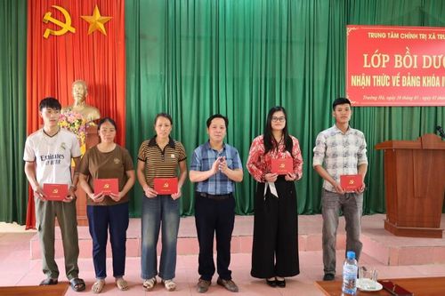 59 quần chúng ưu tú xã Lũng Nặm và Hà Quảng được bồi dưỡng nhận thức về Đảng