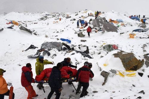 Bí mật kinh hoàng trên đỉnh Everest: Hướng dẫn viên dùng thuốc làm du khách 'ốm giả', chiếm đoạt hàng triệu đô