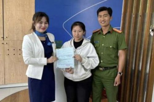 Tuyên dương nữ công nhân trả lại số tiền hàng trăm triệu đồng chuyển khoản nhầm