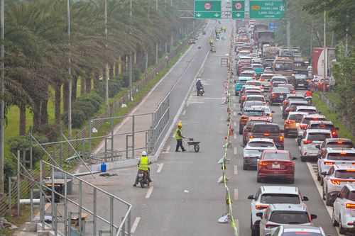 Rào chắn thi công metro số 5, Đại lộ Thăng Long tắc dài