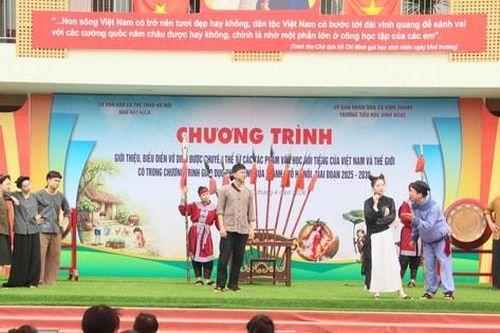 Học sinh xã Vĩnh Thanh thích thú trải nghiệm sân khấu hóa tác phẩm văn học