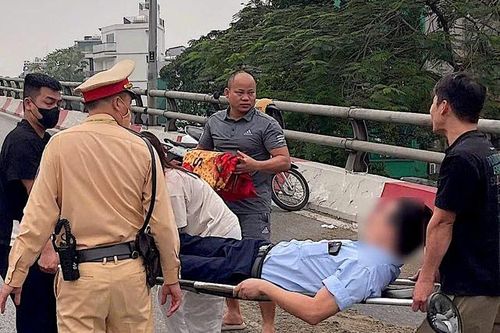 Người đi xe máy ngã nhào vì vết dầu loang trên cầu vượt Trần Khát Chân