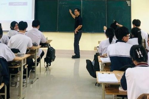 Giáo viên tại nhiều trường học ở Hà Nội vẫn 'mòn mỏi' chờ thu nhập tăng thêm